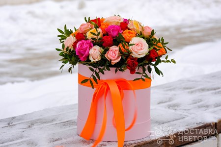 Композиция из 11 разноцветных кустовых роз "Варьете"